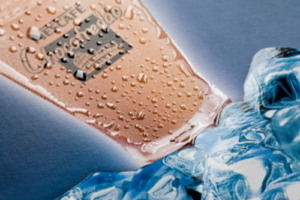 The spot varnish protects the printings and the paper of the book cover.